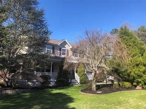 7 Palace Ct, Manorville, NY 11949
