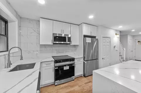 1029 E 213th St, New York, NY 10469