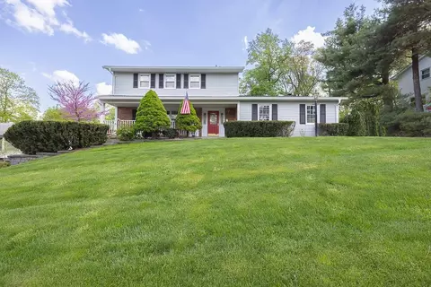 26 Strathmore Dr, Clarkstown, NY 10956