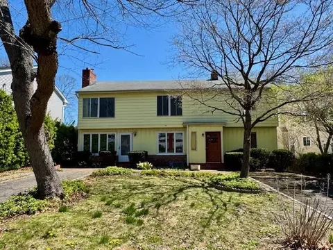 36 Dunes Ln, North Hempstead, NY 11050
