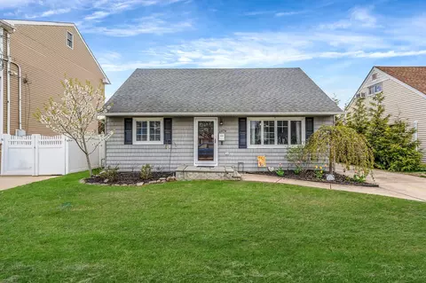 2474 Freeport St, Wantagh, NY 11793