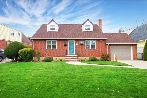 215 White Ave, North Hempstead, NY 11040