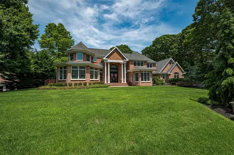 14 Eagle Lndg, Mount Sinai, NY 11766