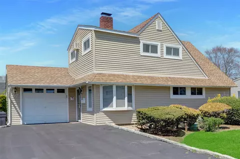 47 Elves Ln, Levittown, NY 11756