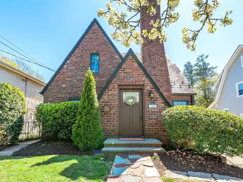 100 Highland Ave, North Hempstead, NY 11050