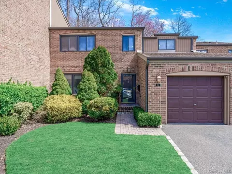 70 Windsor Gate Dr, North Hempstead, NY 11040