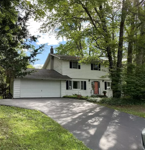 218 Roosevelt Rd, Hyde Park, NY 12538