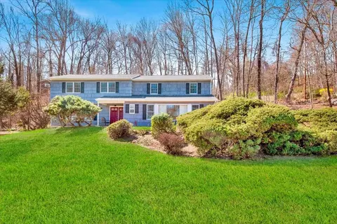 2 Walden St, Somers, NY 10589