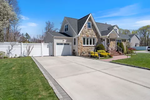 200 Renison Dr, North Hempstead, NY 11590
