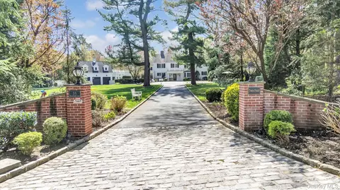 35 Hoaglands Ln, Glen Head, NY 11545