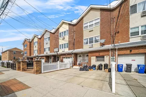 270 Robinson Ave, New York, NY 10465