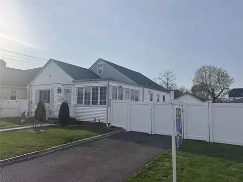 20 Woodside Ave, Freeport, NY 11520