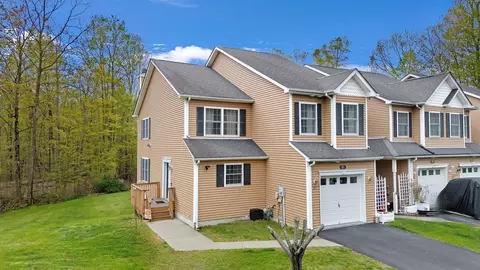 21 Newington Dr, Hyde Park, NY 12538