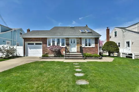 185 N 3rd St, Bethpage, NY 11714