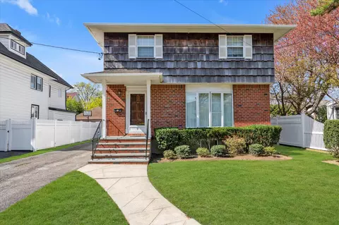 7 Sunset Ave, Lynbrook, NY 11563