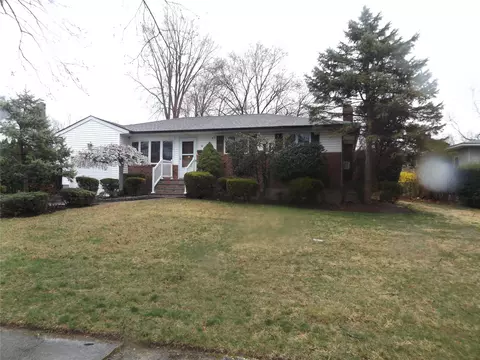9 Balboa Dr, Kings Park, NY 11754
