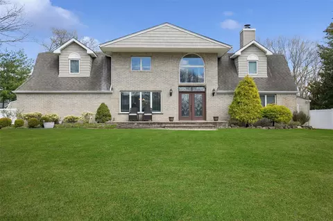 3 Philson Ct, Commack, NY 11725