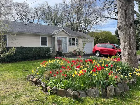 14 Robert Dr, Huntington, NY 11743