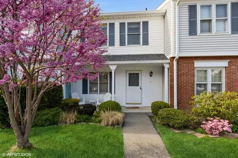 104 Williamsburg Dr, Mahopac, NY 10541