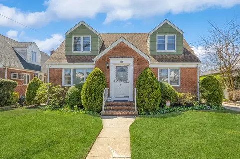 94 Willis Ave, North Hempstead, NY 11001