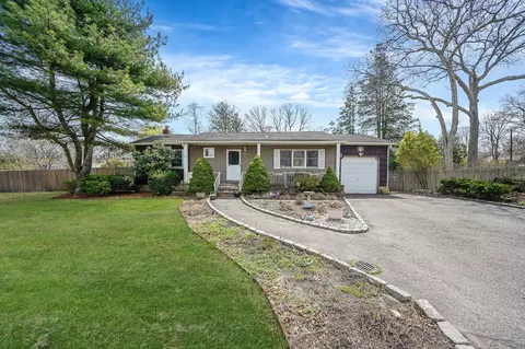 290 Carlton Dr E, Shirley, NY 11967