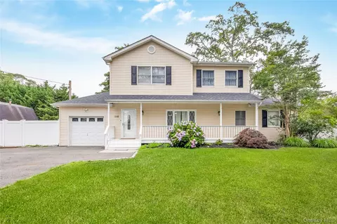 110 Saint Marks Ln, Islip, NY 11751