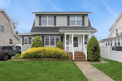 424 Midwood Ave, Bellmore, NY 11710
