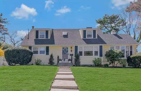 99 Fort Hill Rd, Huntington, NY 11743