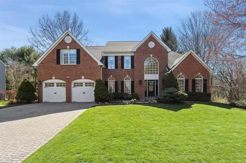 2 Stratford Dr, Mount Kisco, NY 10549