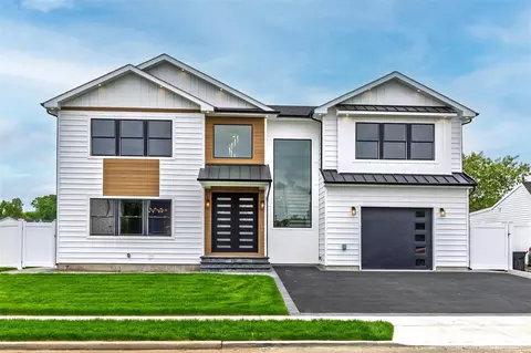 100 Friends Ln, Westbury, NY 11590