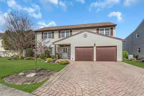 4 Toni Ann Cir, Plainview, NY 11803