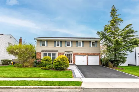 17 Carol St, Plainview, NY 11803