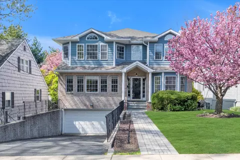 95 Bayview Ave, North Hempstead, NY 11050