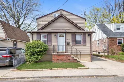 275 Waldorf Ave, Elmont, NY 11003