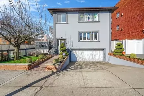 15552 79th St, New York, NY 11414