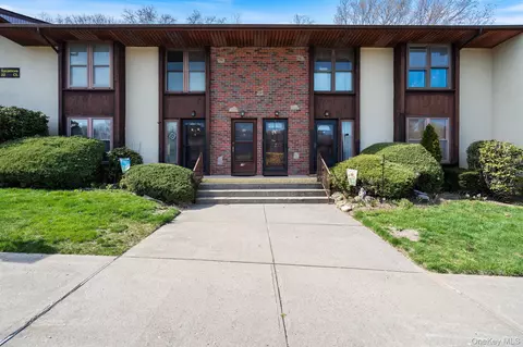 10 Sycamore Ct #10, Selden, NY 11784
