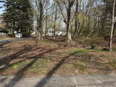 108 Beach Rd, Riverhead, NY
