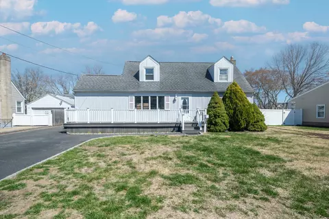 1067 Carll Dr, Bay Shore, NY 11706