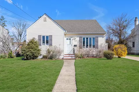 1263 Jackson Ave, Lindenhurst, NY 11757