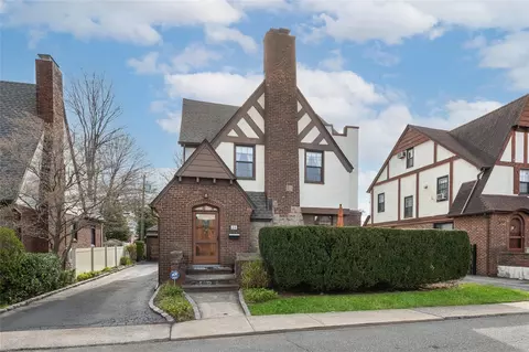 24 Bayview Ter, North Hempstead, NY 11030