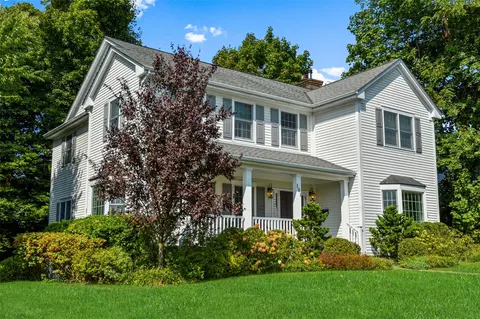 101 Moorland Dr, Greenburgh, NY 10583