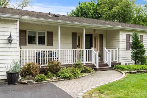 24 Akron Pl, Shoreham, NY 11786