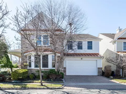 55 W Overlook, North Hempstead, NY 11050