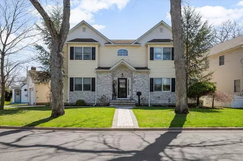 88 Powell Pl, Farmingdale, NY 11735