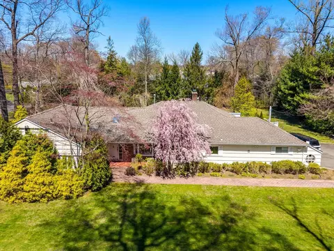 31 Cow Ln, North Hempstead, NY 11024
