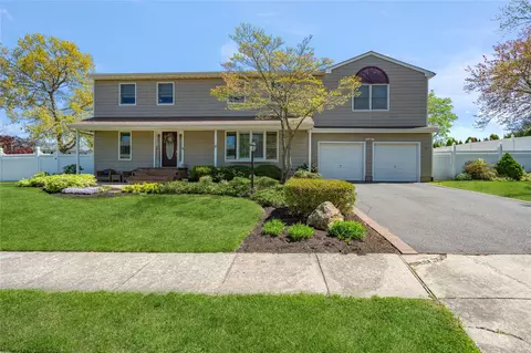 5 Beaumont Ln, Lake Grove, NY 11755
