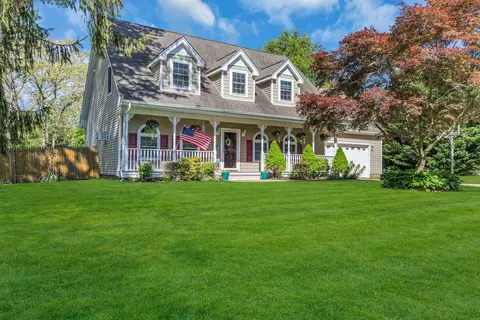 614 Spruce Ave, Sayville, NY 11782
