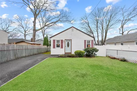 58 11th St, Ronkonkoma, NY 11779
