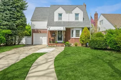 1645 Hillside Ct, North Hempstead, NY 11040