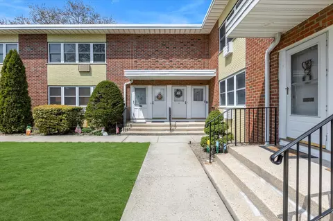 181 Farber Dr #181, West Babylon, NY 11704